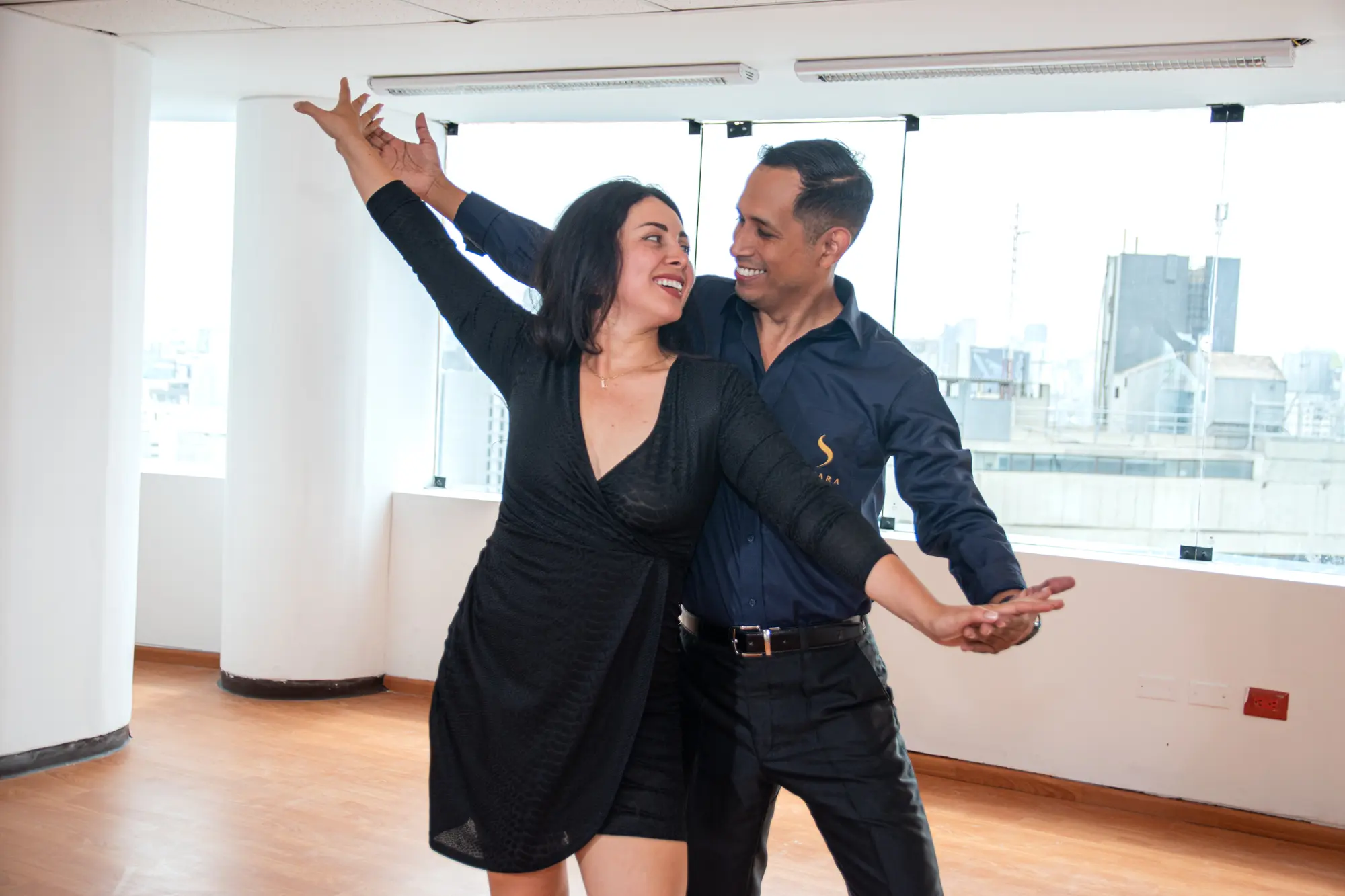 Instructores de baile Sonara en el estudio de Miraflores